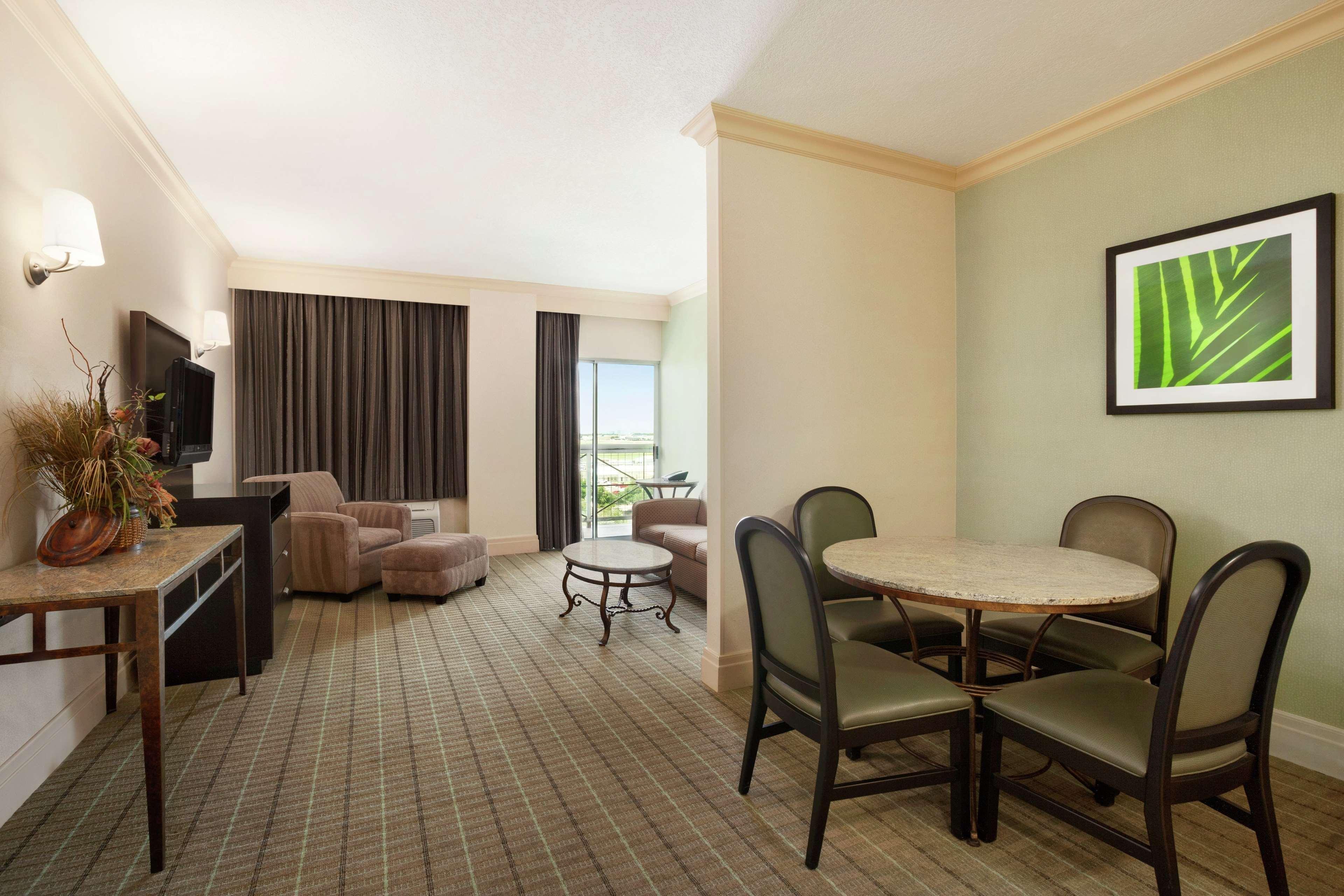 Doubletree By Hilton Hotel Dallas - Love Field Экстерьер фото