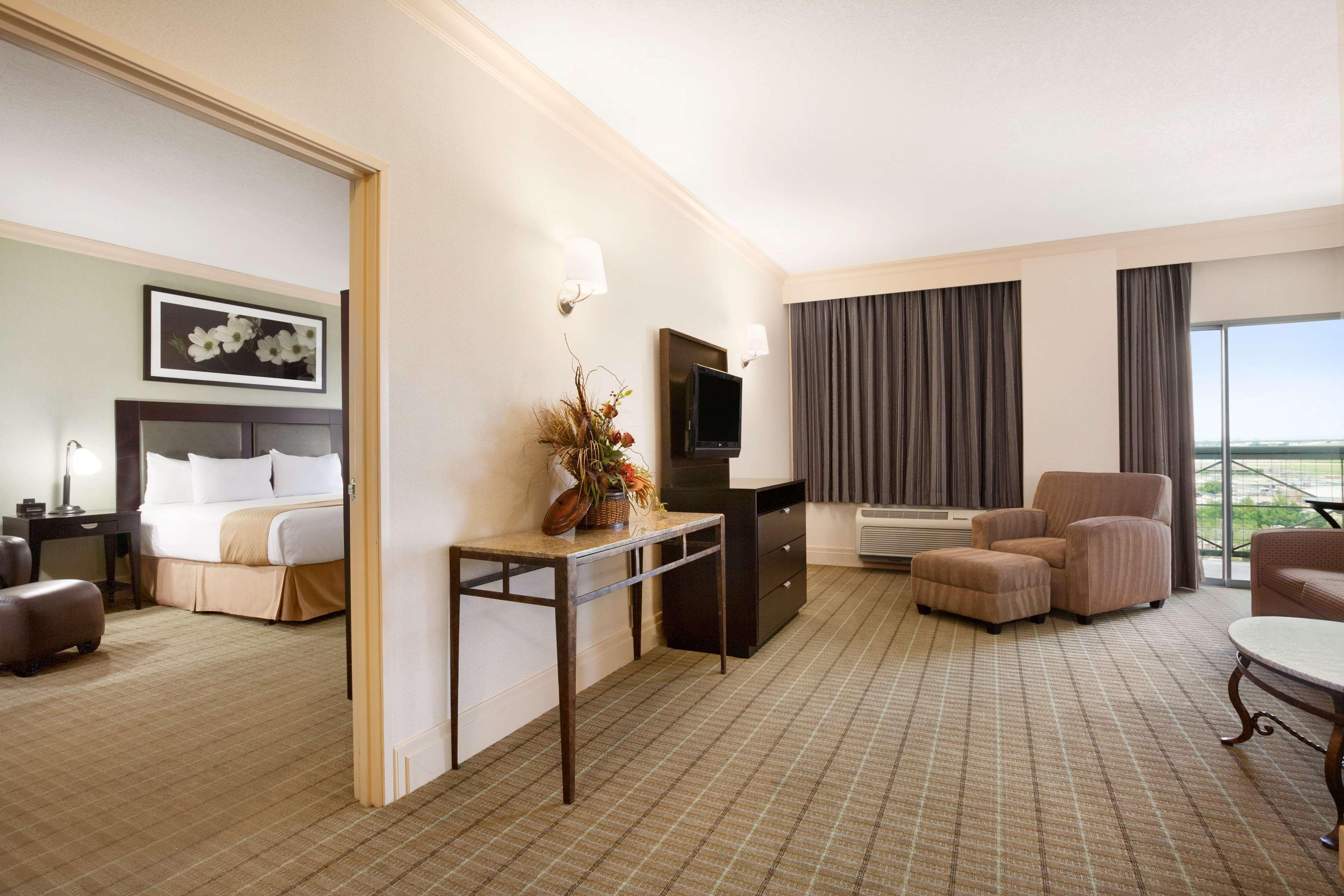 Doubletree By Hilton Hotel Dallas - Love Field Экстерьер фото